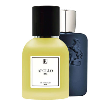 Im Vordergrund steht ein rundes, transparentes Parfumfläschchen mit gelblicher Flüssigkeit, schwarzem Deckel und weißem Etikett mit der Aufschrift "Apollo 30%". Dahinter befindet sich eine zweite, größere, matt dunkelblaue Flasche mit silbernem Verschluss und Pferdemotiv im Relief.