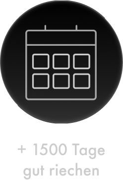 Ein schwarzer Kreis mit einer weißen Kalendergrafik in der Mitte, darunter steht der Text „+ 1500 Tage gut riechen“.