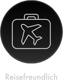 Schwarzer Kreis mit weißem Symbol eines Koffers, darauf ein stilisiertes Flugzeug, darunter der Schriftzug „Reisefreundlich“.