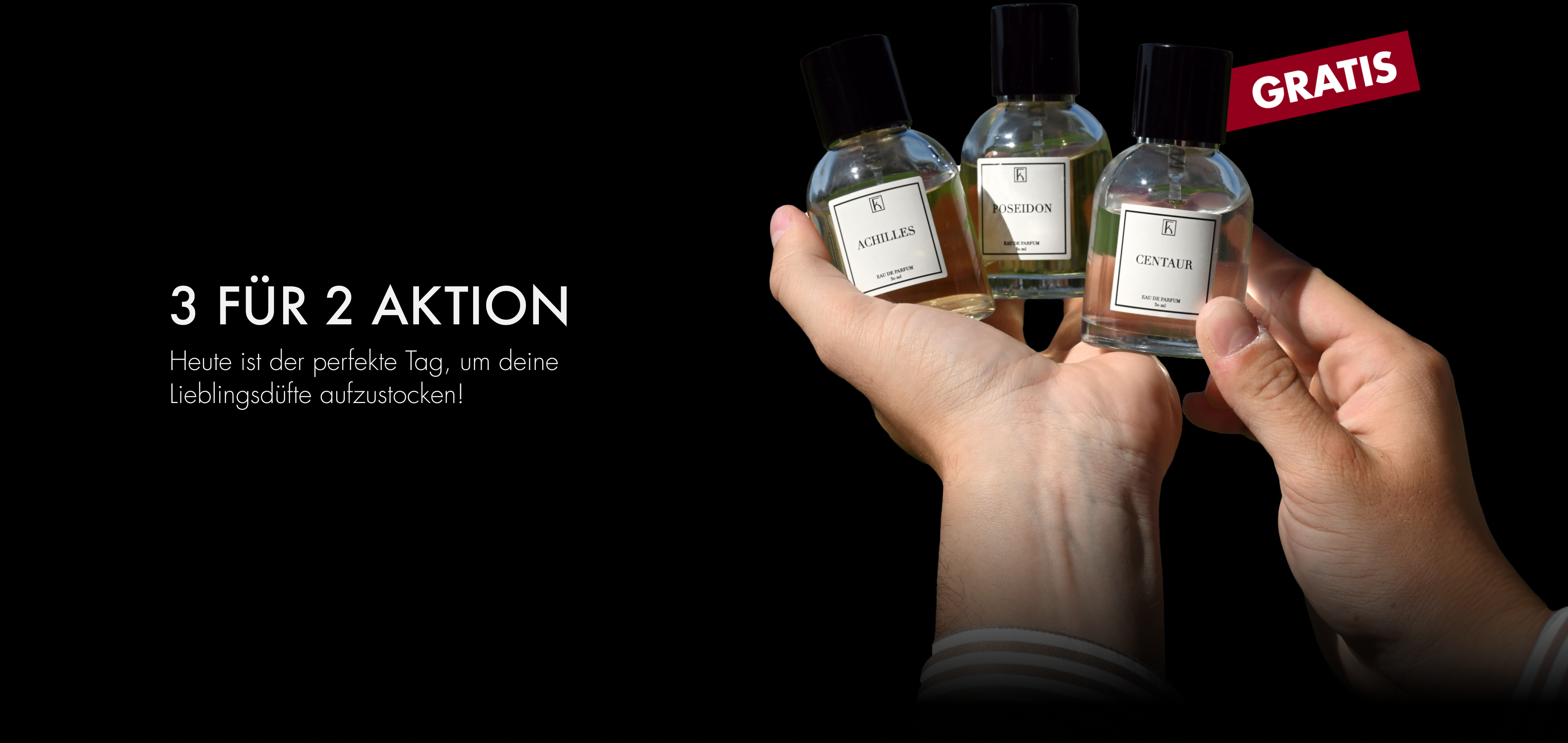 Zwei Hände halten drei Parfumflakons mit schwarzen Verschlüssen, auf den Etiketten stehen Achilles, Poseidon und Centaur.