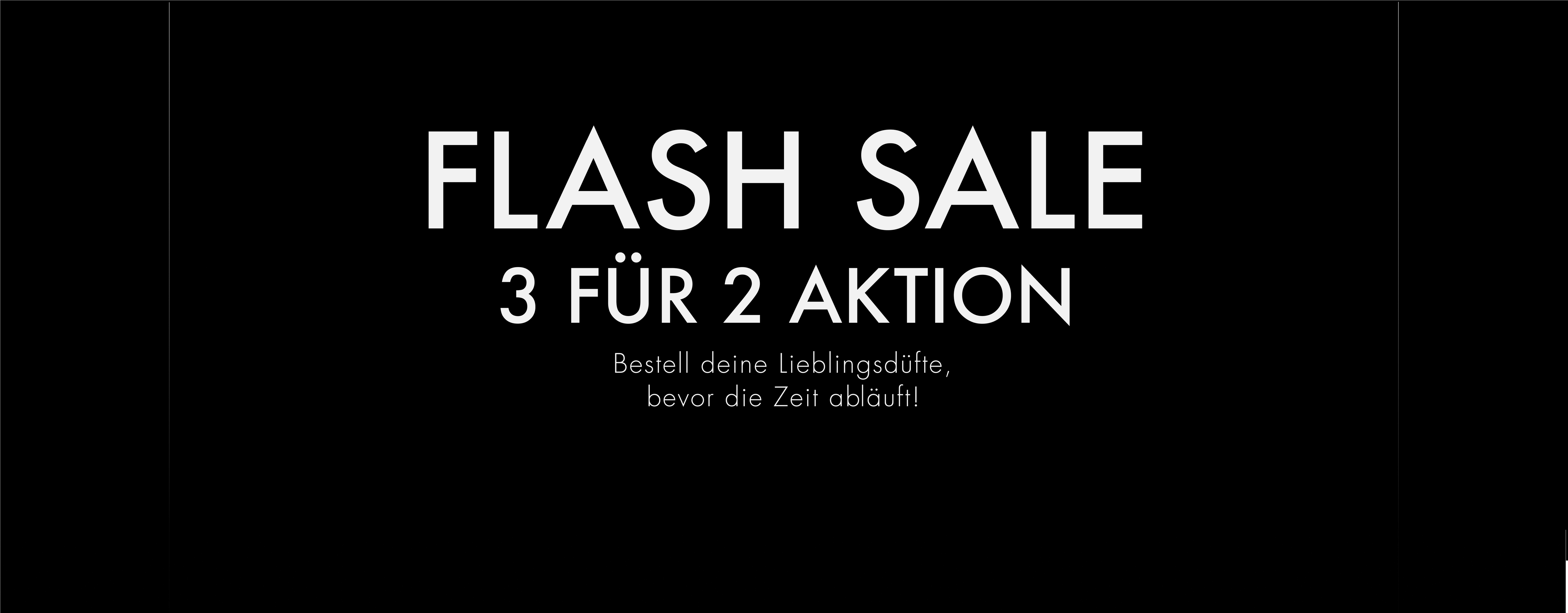 Das Bild zeigt einen schwarzen Hintergrund mit weißem Text darauf. In der Mitte steht groß „FLASH SALE“. Darunter befindet sich der Text „3 FÜR 2 AKTION“. Weiter unten steht in kleinerer Schrift: „Bestell deine Lieblingsdüfte, bevor die Zeit abläuft!“. Es sind keine weiteren Gegenstände oder visuellen Elemente sichtbar, nur Text in unterschiedlichen Größen.
