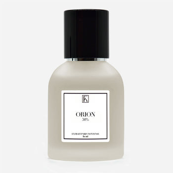 Eine matte, durchscheinende Parfümflasche mit schwarzem, glänzendem Deckel. Auf dem weißen Etikett steht "Orion 50%" sowie "Extrait Parfum Intense 50 ml". Die Flasche steht vor einem hellen, neutralen Hintergrund.